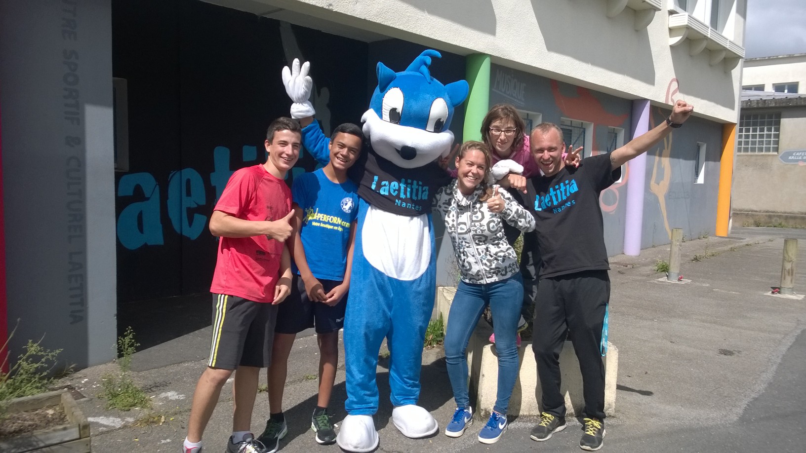 Les jeunes handballeurs bénévoles, les éducateurs professionnels et Laeticha : tous prêts pour unenouvelle saison pleine de promesses.